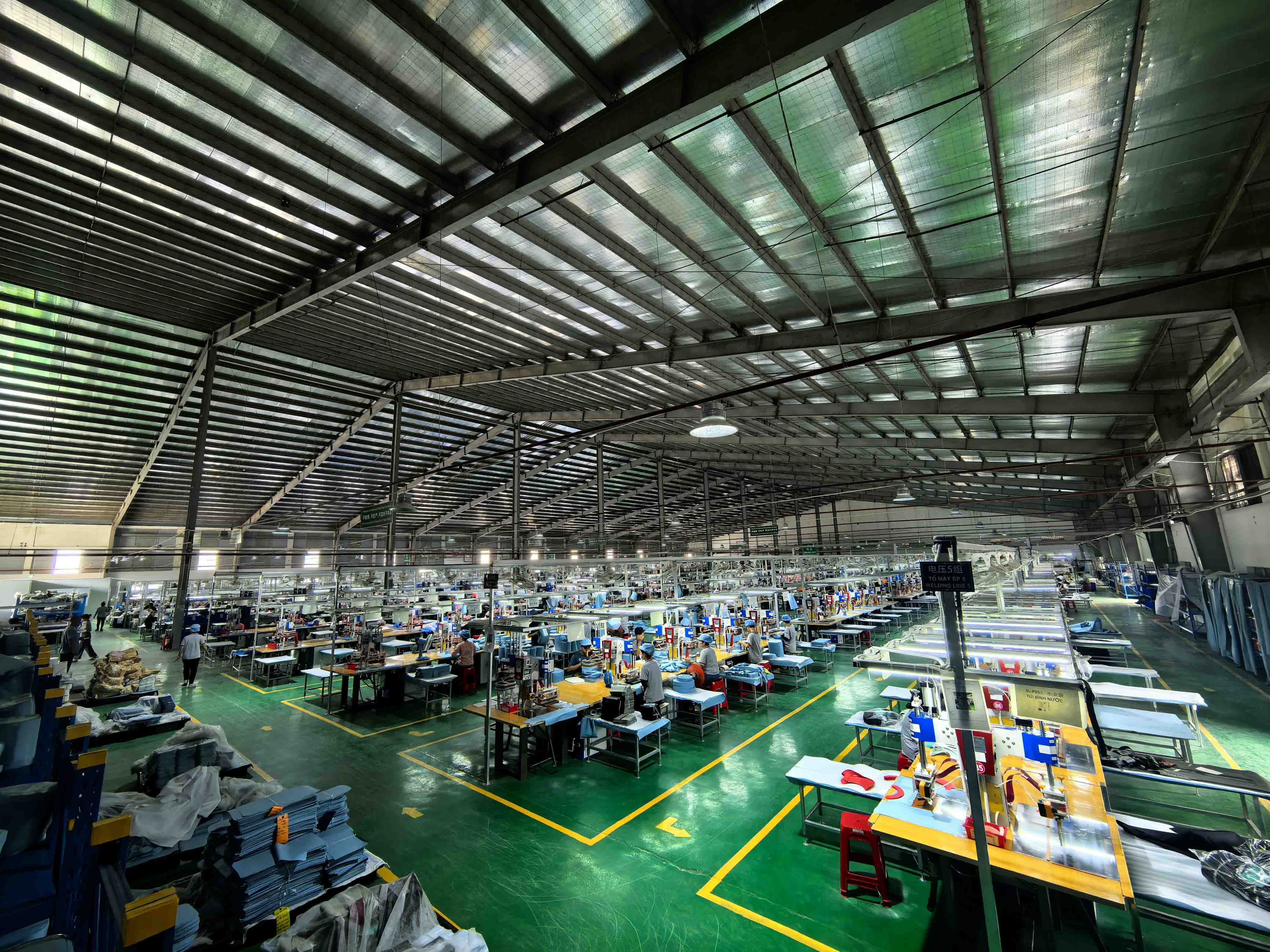 Soldagem RF versus costura: qual método de fabricação cria equipamentos verdadeiramente à prova d'água?