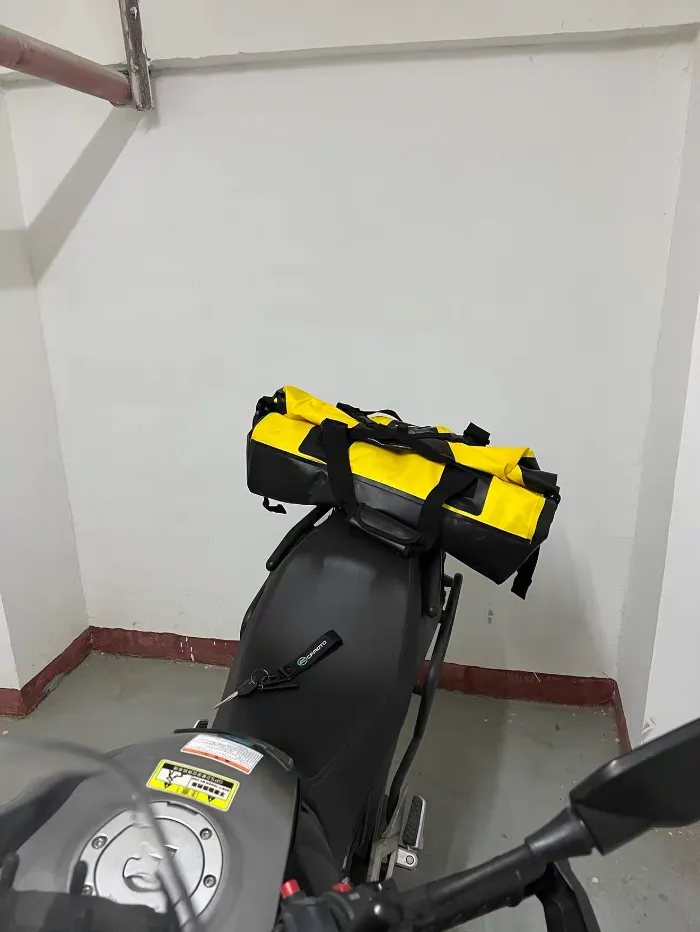 Como transportar bagagem em uma motocicleta sem rack