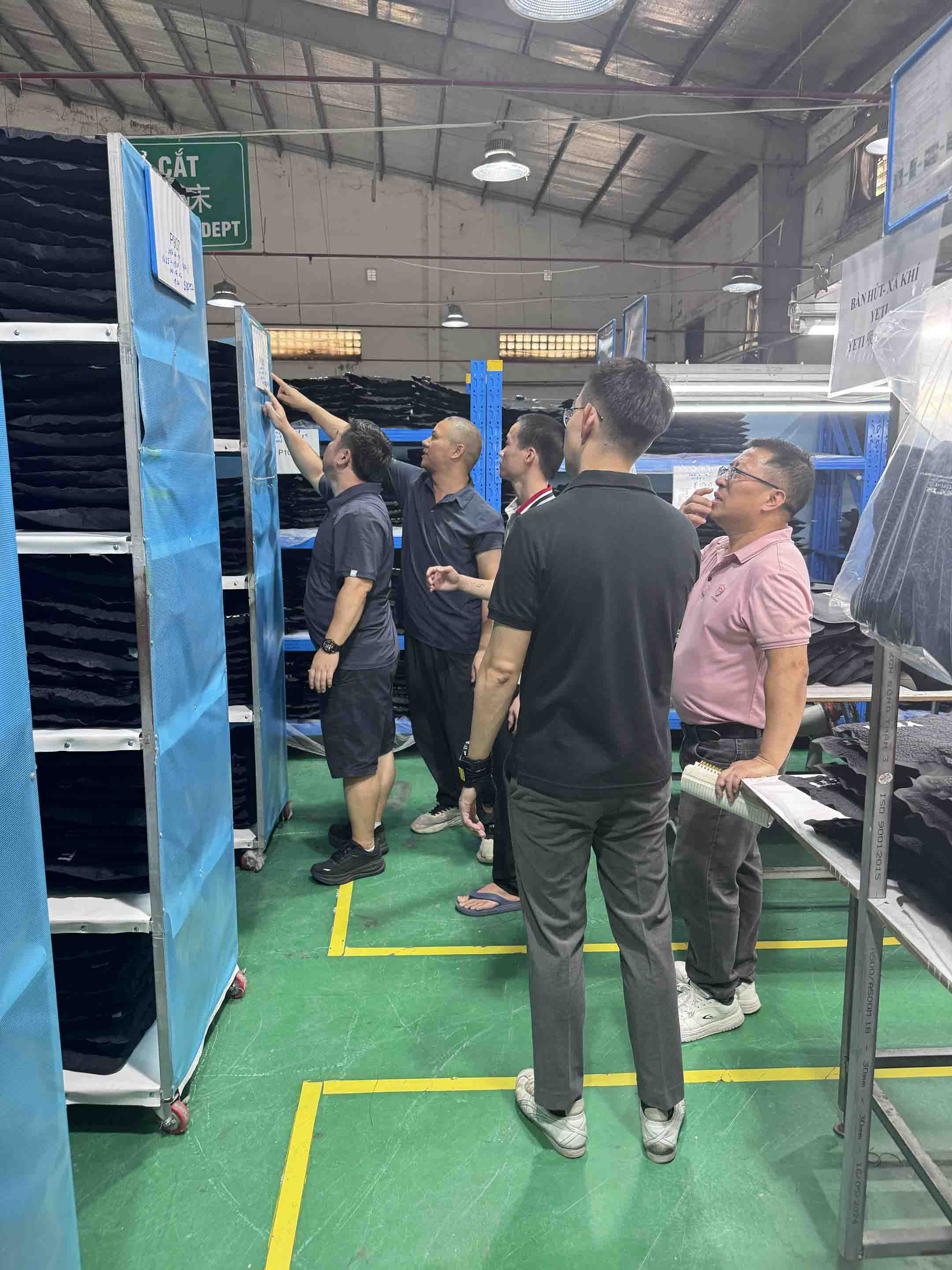 YETI visita as instalações da Sealock no Vietnã para revisar a produção de bolsas térmicas macias
